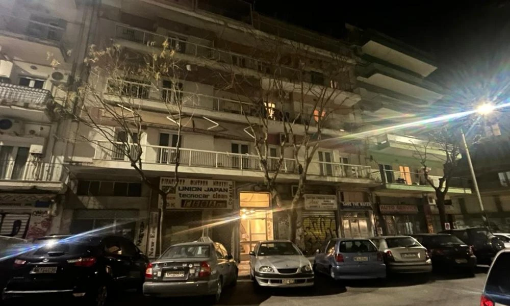 Τραγωδία στη Θεσσαλονίκη: Ο πατέρας βρέθηκε δίπλα στον νεκρό γιο του - Τι αποκαλύπτουν οι γείτονες